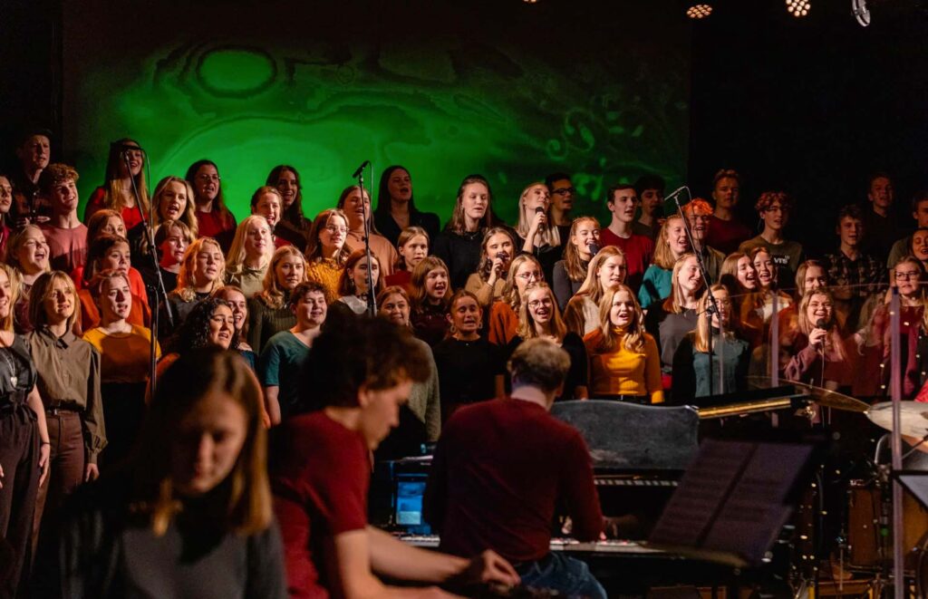 Eit kor syng på Kongshaug musikkgymnas. I sommar kan det vere deg. (Foto: Jøran Ingvaldsen)